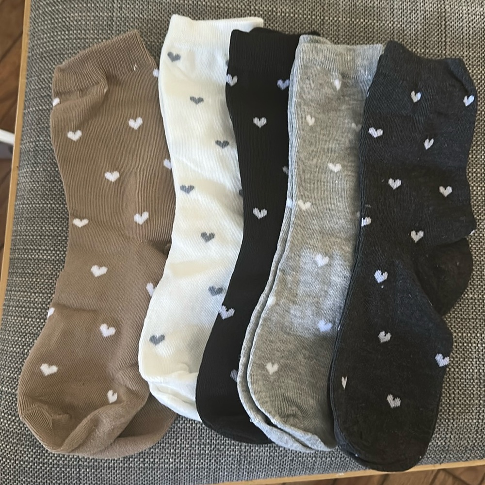 NWT 5 pairs of women socks, one size